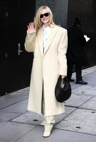 Эль Фаннинг знает секрет идеального пальто | marieclaire.ru