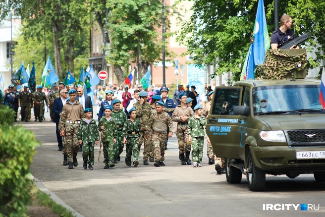 В строю шли и опытные десантники с флагами, и юные ребятишки, примерившие на себя форму | Источник: Ксения Филимонова / «ИрСити»