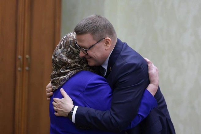 На счету Байрамбике Хамитовой — 16 командировок. Перед следующей поездкой Алексей Текслер пожелал волонтеру беречь себя | Источник: пресс-служба правительства Челябинской области