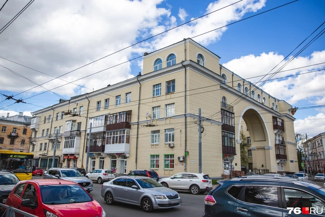 Раньше в этом доме располагался свадебный салон Елены Блиновской | Источник: Кирилл Поверинов / 76.RU