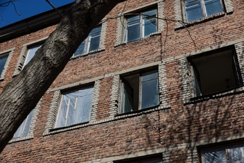 Трещина или технологический шов в поздней пристройке? Когда-то, говорят старожилы, этим объясняли причину закрытия школы | Источник: Александр Ощепков / NGS.RU