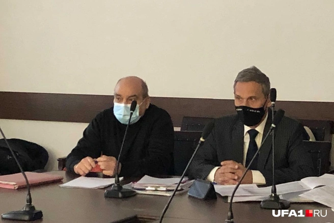 Активист Владимир Наумкин (справа) добился отмены одного из пунктов постановления правительства о расчете коммунальных услуг | Источник: Венера Хисамова
