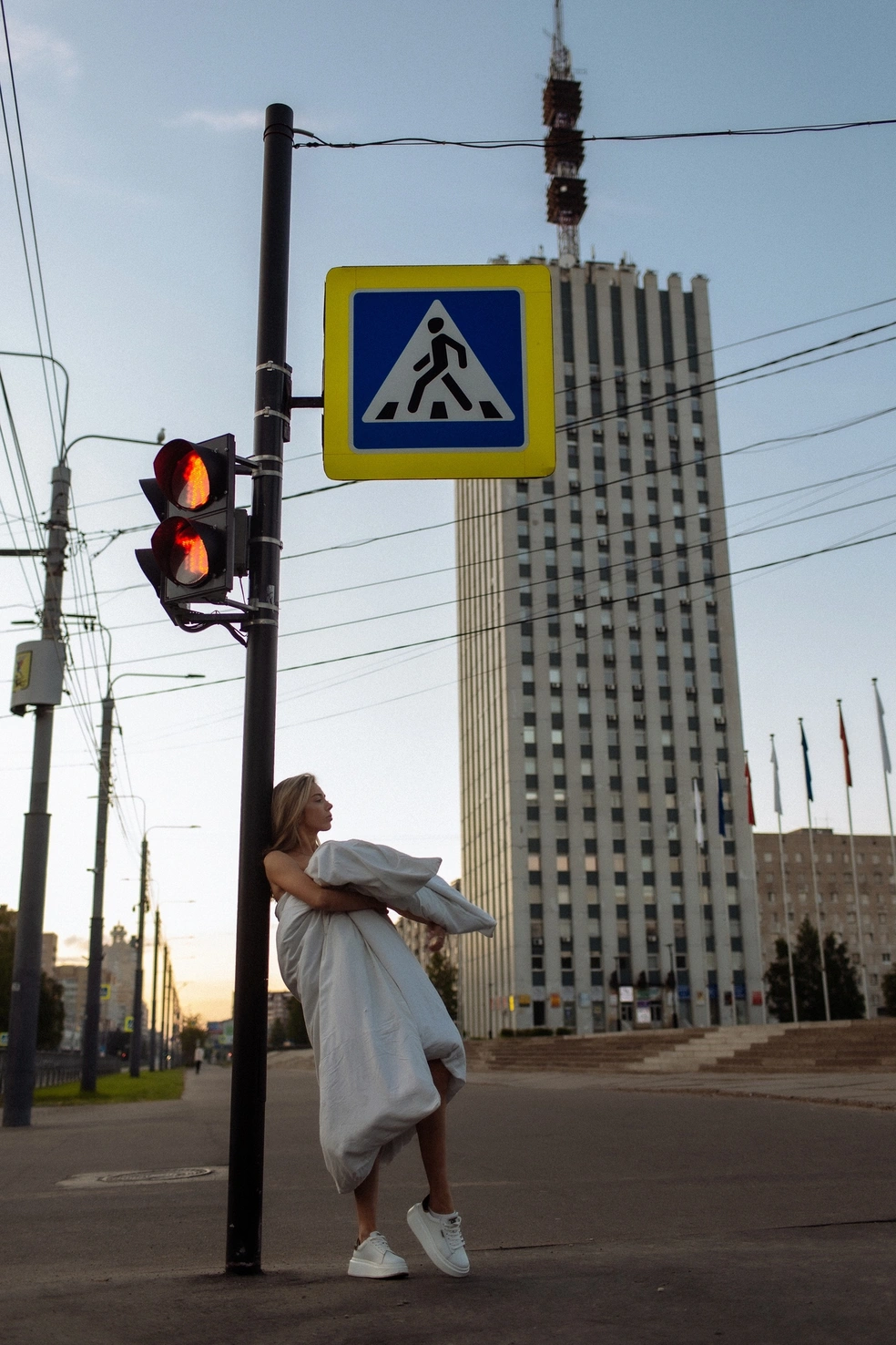 Девушки провели в центре Архангельска фотосессию в одеяле - 26 июня 2024 -  29.ру