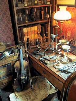 Уголок кабинета Холмса, воссозданный в Музее на Бейкер-стрит. На первом плане — знаменитая скрипка