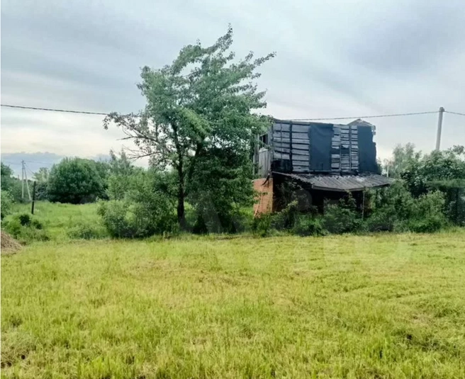 Зданию требуется ремонт в первую очередь кровли | Источник: Avito.ru
