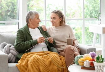 «78-летняя мама каждый день приходит к нам домой без предупреждения, а у нас просто нет времени так много общаться»