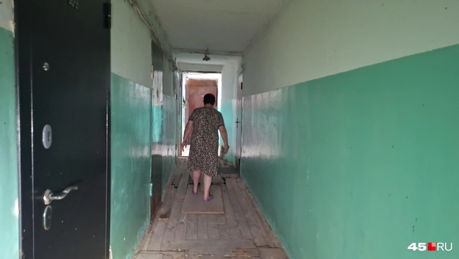 Жителям приходится проходить по временным досочкам в темноте | Источник: Александр Лисихин / 45.RU 