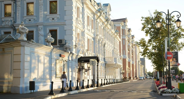 Кадр из сериала и вид на дом Рукавишникова | Источник: Shutterstock/Fotodom.ru