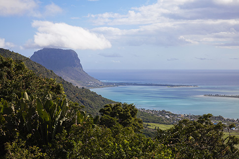 Вид на гору Морн-Брабан с печальной историей. В ее пещерах прятались беглые рабы. Когда их пытались вернуть на плантации, они прыгали с высоты, предпочитая смерть тяжелому труду. | Источник: Архив пресс-служб