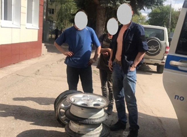 Полицейские задержали рязанцев, укравших колеса из гаража студента | ya62.ru