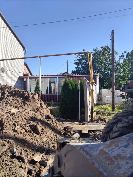 Газовую трубу повредила рухнувшая секция забора | Источник: читатели V1.RU