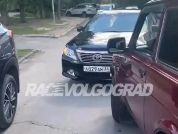 Автомобиль стоял в центре проезжей части, создавая помехи движению | Источник: «Гоночный Волгоград» / T.me