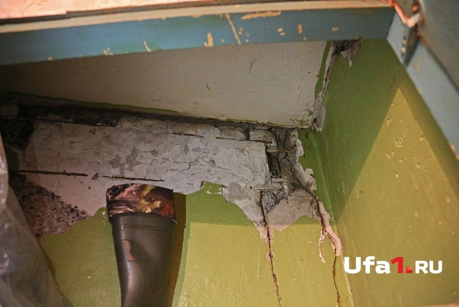В квартирах у жильцов — огромные трещины