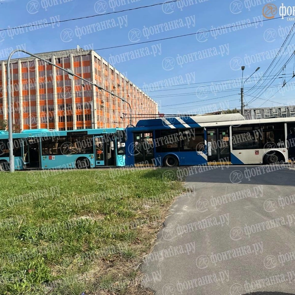 Автобус догнал троллейбус на Ленинском проспекте и разбил лоб | Источник: читатель «Фонтанки» Кирилл