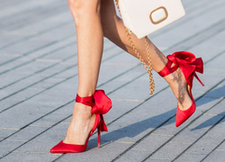 Как носить красные туфли и босоножки этим летом (47 звездных примеров)