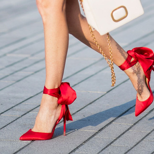 Как носить красные туфли и босоножки этим летом (47 звездных примеров)