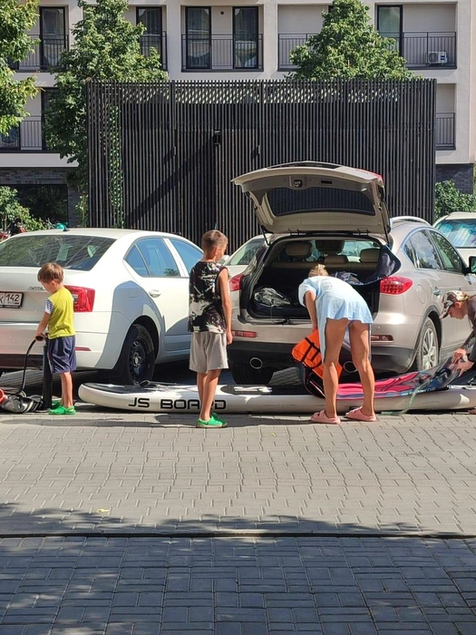 Жители возмущены, что те, кто катаются на сапах, воспринимают территорию дома № 32 как пляж и ходят в купальниках | Источник: читательница Марина