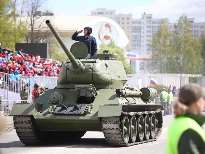 Показ ретротехники ежегодно привлекает жителей не только Верхней Пышмы, но и соседних городов | Источник: Владислав Лоншаков / E1.RU