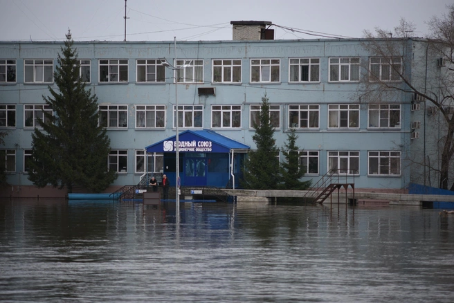 К «Водному Союзу» можно было пройти по бетонной «дороге жизни», как ее называли сотрудники | Источник: Надежда Тихомирова / 45.RU