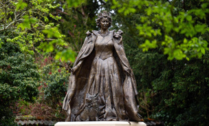 В Океме открыли памятник Елизавете II