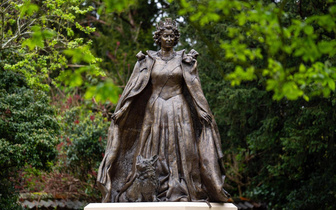 В Океме открыли памятник Елизавете II