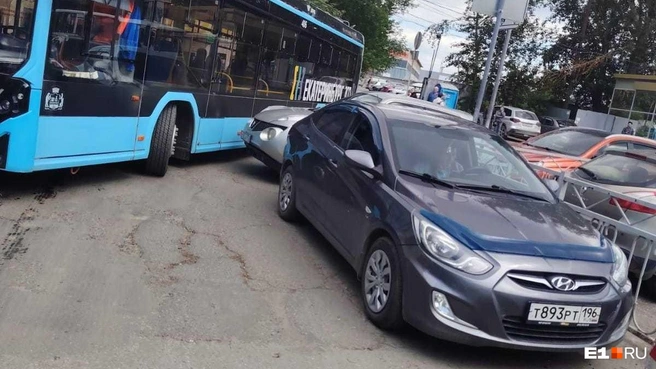 Габаритному транспорту на Вилонова постоянно мешают припаркованные машины | Источник: читатель E1.RU