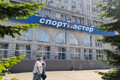 Двухэтажное здание «Спортмастера» в Омске выставили на продажу