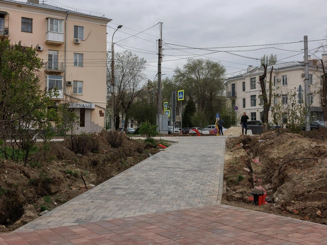 Установлены стойки для фонарей, но сами светильники пока отсутствуют. | Источник: Алексей Волхонский / V1.RU