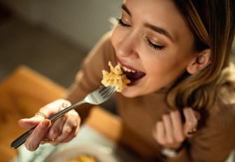 Исследование NutriNet-Sante: «Ужин после 9 часов вечера повышает риск инсульта»