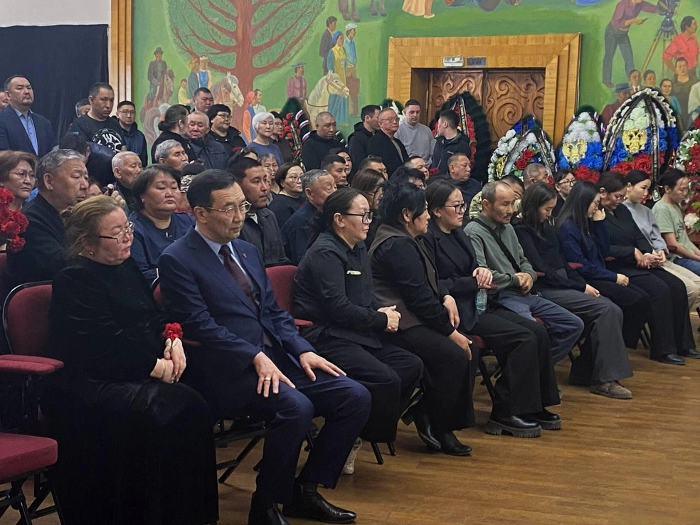 Глава Якутии всю панихиду сидел рядом с родными Петрова | Источник: Надежда Ефимова / 14.RU