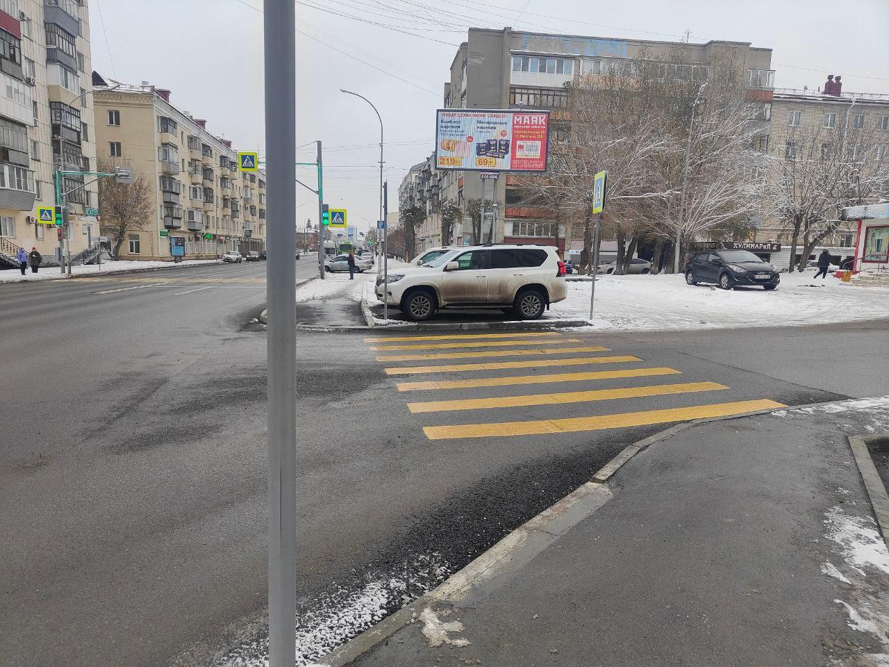 Новый пешеходный переход на улице Тобольной в Кургане упирается в машины -  1 ноября 2023 - 45.ру