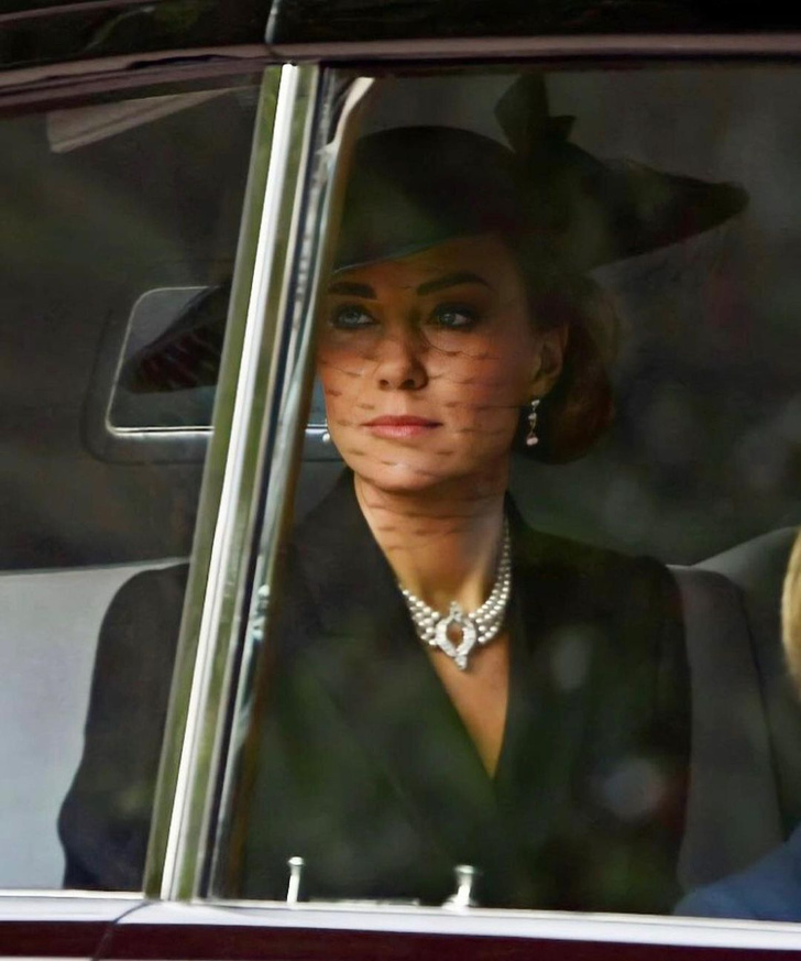 Время прощаться: Кейт Миддлтон в черном пальто и с особым жемчужным колье на похоронах Елизаветы II