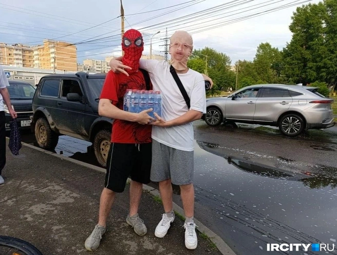 В пробке вот такие добрые ребята просто так ходили и раздавали водителям воду и прочую «гуманитарку» | Источник: Даниил Конин / «ИрСити»