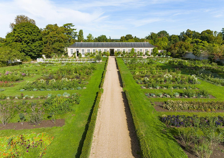 В Версале открылся Парфюмерный сад