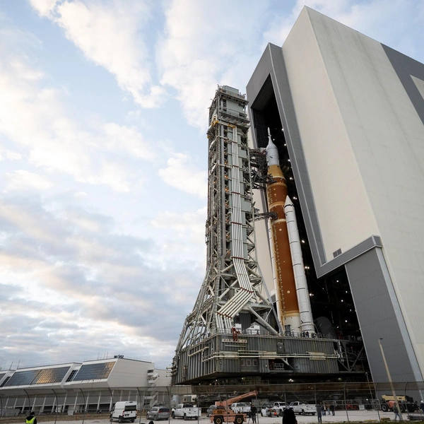 В США вывезли на стартовую площадку ракету SLS для первого полета людей к Луне с 1972 года