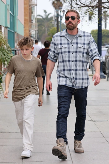 Семейная прогулка: Бен Аффлек и его сын Самюэль отправились на шопинг | marieclaire.ru