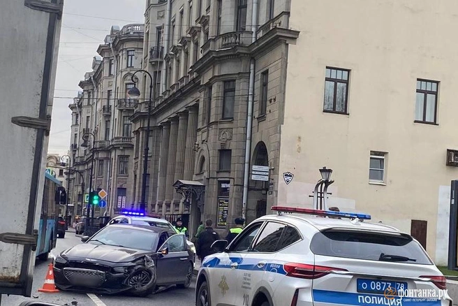 Пешеходу повезло: появилось видео массового ДТП на Каменноостровском проспекте | Источник: «Фонтанка.ру»