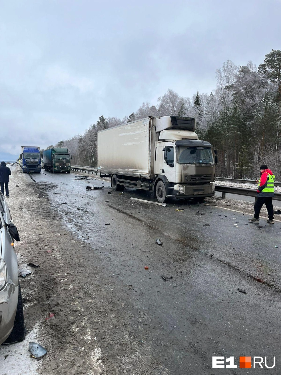 Очевидец показал, как автовоз смял две фуры в Тюменском тракте - 24 декабря  2023 - Е1.ру