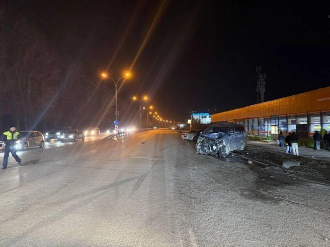 В результате ДТП у минивэна полностью поврежден бампер | Источник: ГАИ Новосибирска