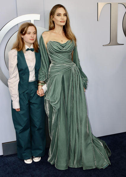 «Бедный ребенок сгорбился»: Анджелина Джоли с дочерью Вивьен в Нью-Йорке — почему эти фото обсуждают все?