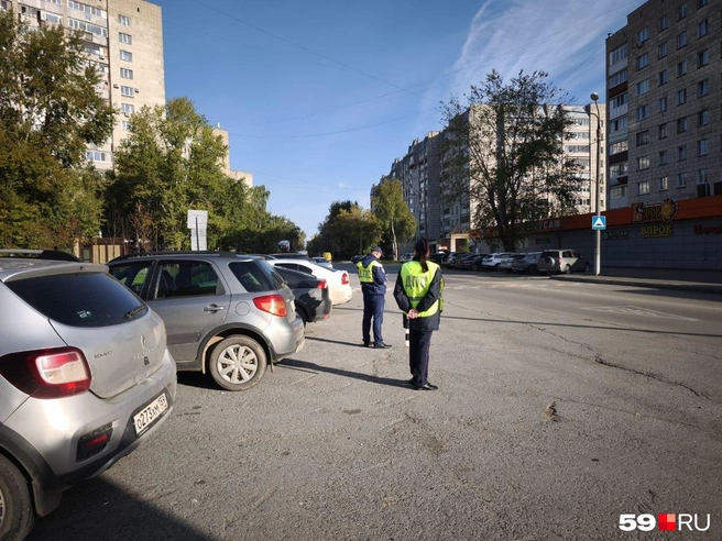 Пешеходный переход и парковку у школы «Флагман» патрулируют сотрудники ДПС | Источник: Анастасия Селиверстова / 59.RU
