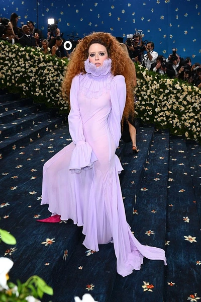 Недооцененный критиками образ Наташи Лионн в прозрачном платье Alexander McQueen | Источник: Getty Images