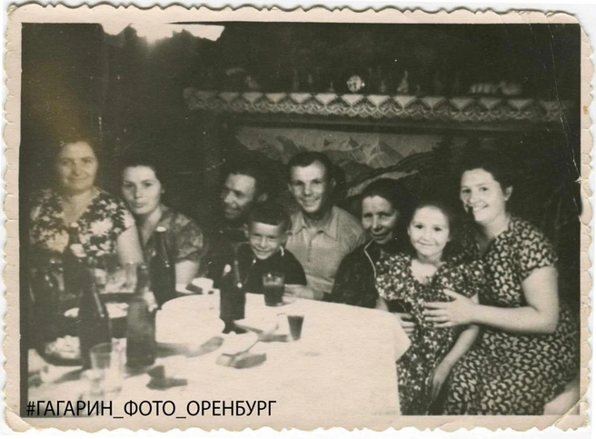Семья Гагариных за столом | Источник: Объединенный госархив Оренбургской области / Вконтакте