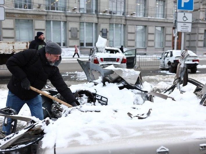 Перед началом мероприятия машины очищают от снега | Источник: Александр Ощепков / NGS.RU