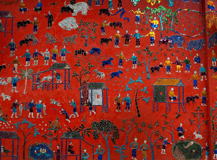 На мозаике лаосского храма кипит жизнь