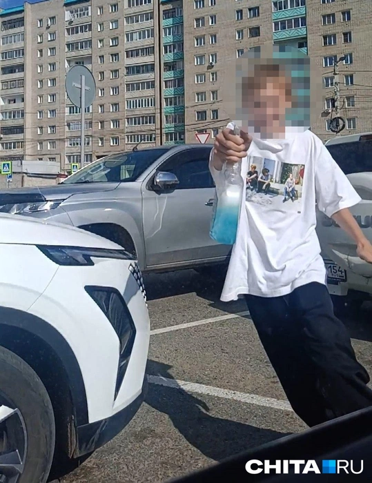 Один из подростков с голубой жидкостью | Источник: очевидец