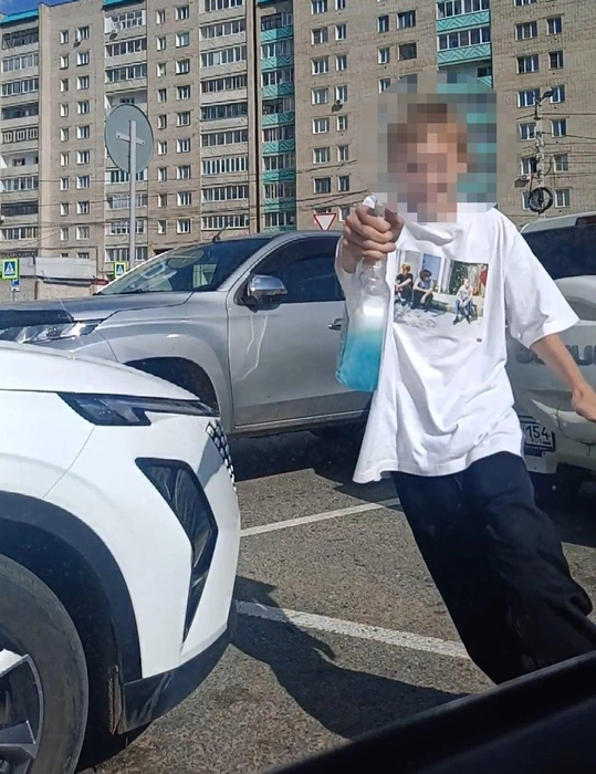 Один из подростков с голубой жидкостью | Источник: очевидец