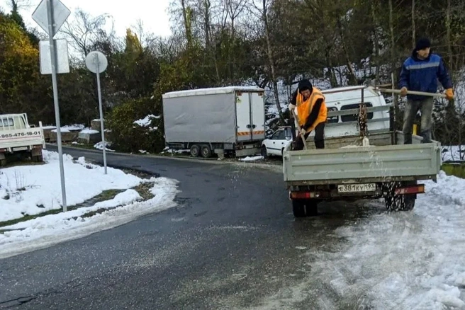 Видимо все силы коммунальщиков кинули на горный кластер | Источник: sochi.ru