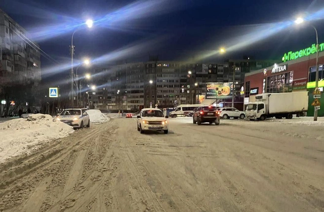 Женщина переходила улицу в неположенном месте | Источник: Госавтоинспекция по Мурманской области