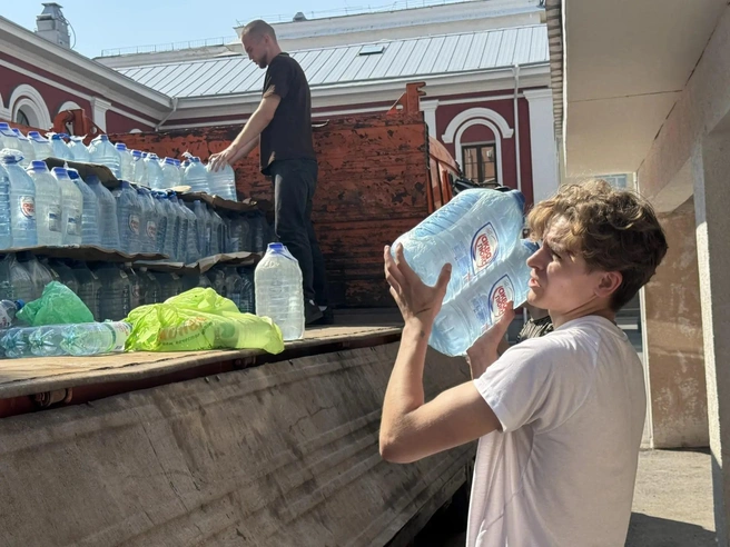 За три дня было загружено 10-15 «газелей» и тягач с бутилированной водой | Источник: Городские медиа